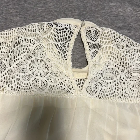 Abercrombie and Fitch white lace blouse - Picture 4 of 4